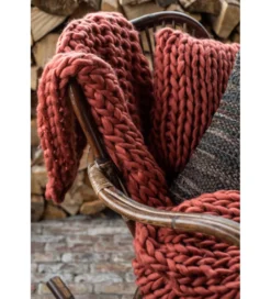 Koc pled Knitted 140 cm x 154 cm w odcieniach czerwonego*J-Line Best