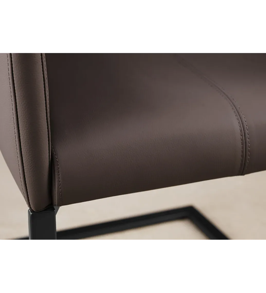 Krzesło SAMSON z podłokietnikami skóra taupe*Invicta Interior Discount